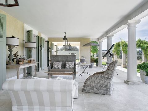 Wiklinowe fotele. Wiejska posiadłość po hiszpańsku