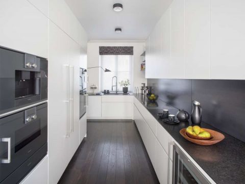 Wyposażenie wnętrza kuchni: podłogi zrobione są z wędzonego dębu, blaty z granitu, a ściany wyłożono