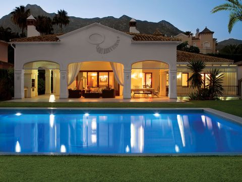 Taras to zarówno salon, jak i całodobowa jadalnia z widokiem na basen.