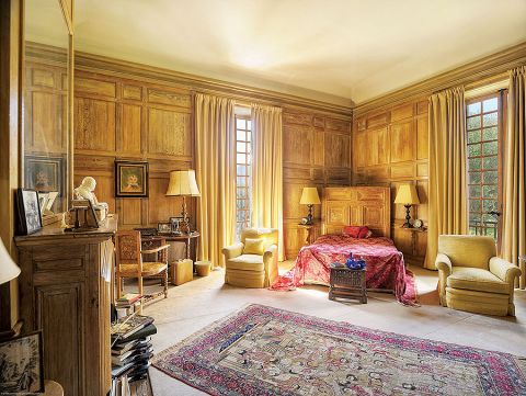 We wnętrzach pojawiły się m.in. XVI-wieczne dębowe meble.