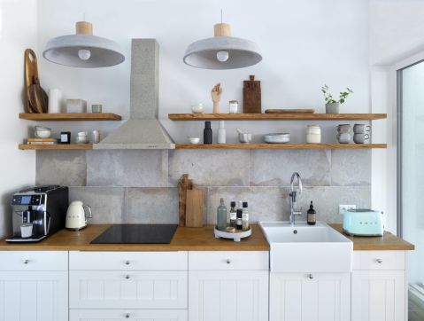 drewniane półki w kuchni