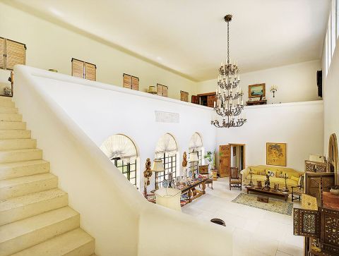 W architekturze pojawiły się liczne cytaty z jej smutnego dzieciństwa – klasztorny krużganek i kamienna