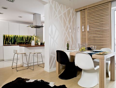 Bambusowe motywy. Nad blatem laminowana grafika w szkle, na ścianie wzór naśladujący układ łodyg. Perłowy