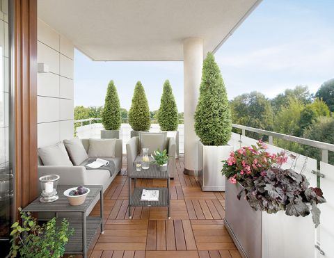 Otoczony zielenią taras urządziła jak pokój – w ładną pogodę można otworzyć szklaną ścianę i poczuć się jak na