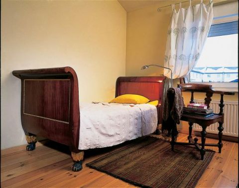 Oryginalne łóżko stoi na lwich nóżkach.