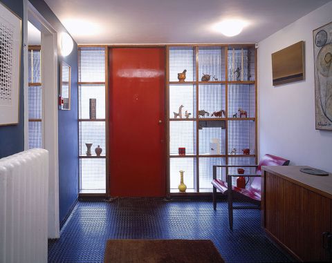 Nowoczesne wnętrze w modernistycznym stylu - dom przy Willow Road.