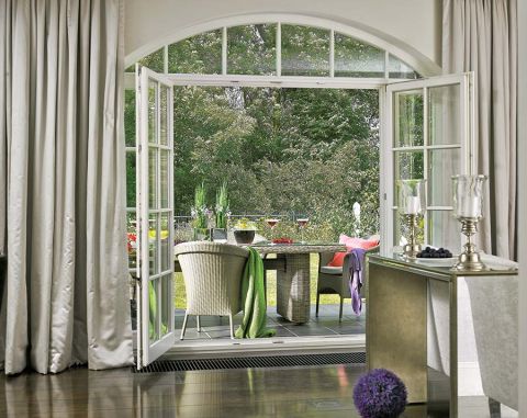 Widok na taras. Dyskretny przepych rezydencji