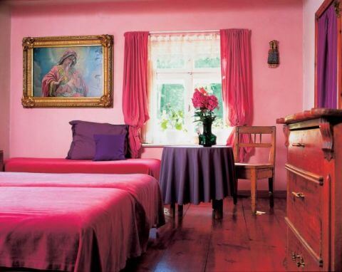 Sypialnia została urządzona w odcieniach różu i fioletu.