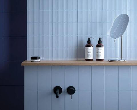 niebieska matowa łazienka