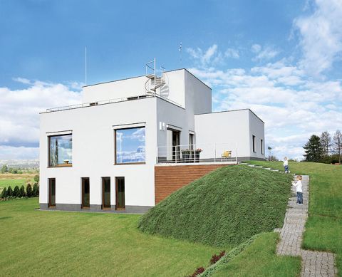 Prosta bryła, płaski dach bez skosów.