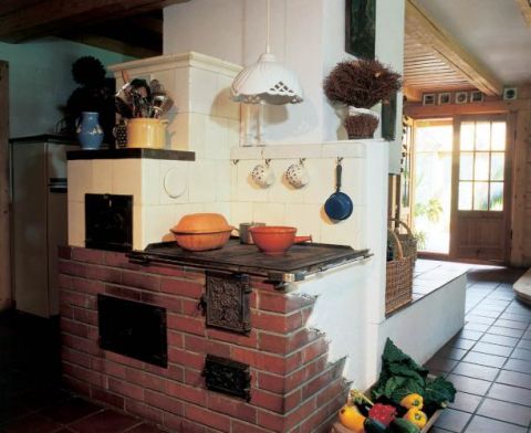 Kuchnia węglowa jest praktyczna i nadaje wnętrzu rustykalnego klimatu,