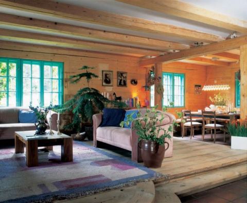 Salon znajduje się na drewnianym podeście.