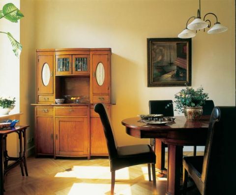 W jadalni, którą w razie potrzeby można połączyć z salonem, stoi jeden z najstarszych mebli w domu. Stuletni kredens-