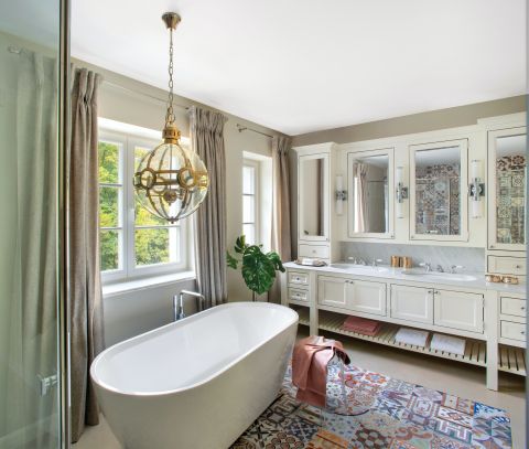 biała łazienka styl klasyczny nowoczesny
