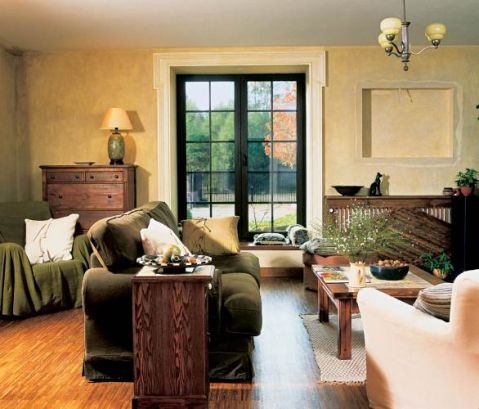 Kanapa, fotele i miękkie poduszki to idealne miejsce na chwilę relaksu.