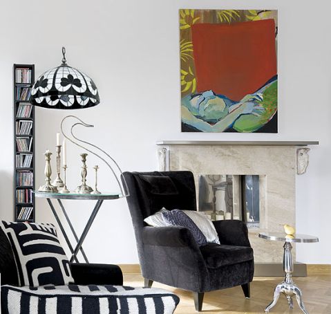 Nad kominkiem obraz Karoliny Zwoniarskiej.