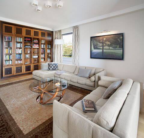 Jedwabisty perski ręcznie tkany dywan w perłowo-gołębim odcieniu i beżowe włoskie kanapy firmy Polaris z