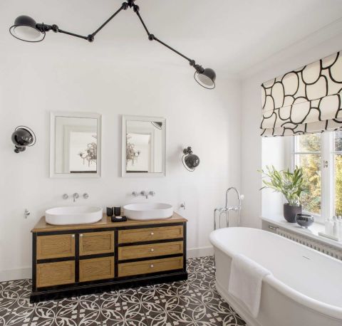 Prosty segment z lat 30. na warszawskim starym Żoliborzu nie zapowiada tego, co czeka za