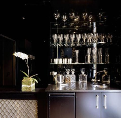 Bar zabudowany czarnymi lustrami. W bieli i lustrach