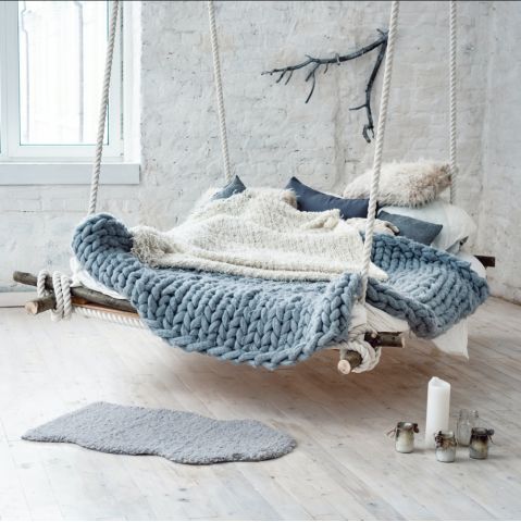 podwieszane łózko w sypialni