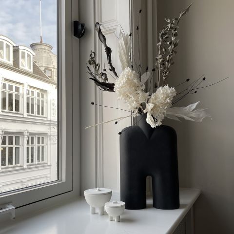 sztuczne kwiaty w designerskim wazonie