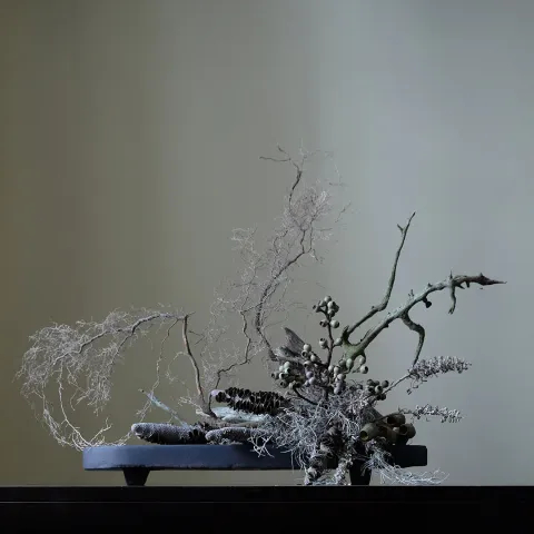 kompozycja florystyczna ze sztucznych kwiatów