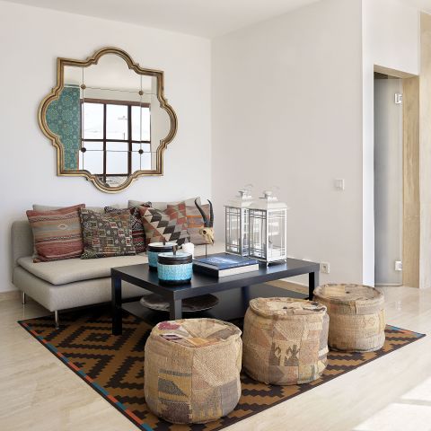 W domu z architekturą, która nawiązuje do mauretańskich klimatów, dekoracje musiały być dla równowagi oszczędne,