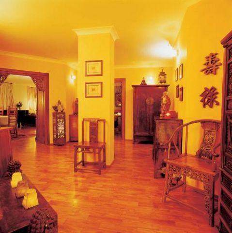 W holu - kolekcja orientalnych mebli i sztuki.