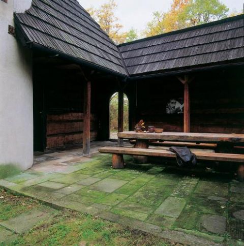 Drewniany stół i ławy. Wieża Tadeusza Kantora