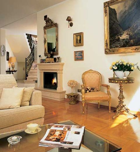 Współczesne sofy i stolik kawowy wśr^d antykow upełnie nie rażą. To za sprawą koloru.