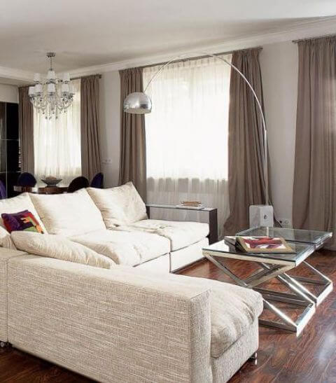 Ciekawy stolik ze szklanym blatem. Apartament kosmopolityczny