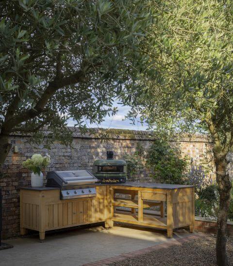 duży grill ogrodowy