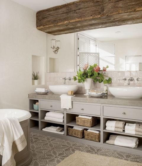 W półcieniu koronkowych zadaszeń, otuleni zapachem kwiatów i rozłożeni na wiklinowych siedziskach. Tak wypoczywają mieszkańcy