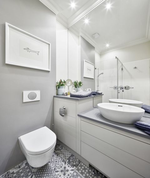 Ceramika – Laufen, zamontowana na lustrze minimalistyczna bateria – Zucchetti. Na podłodze glazura Invest Decor