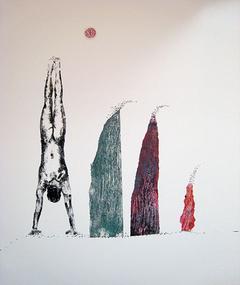 Dom nad jeziorem urządzony w stylu marynistycznym, w bielach i błękitach.