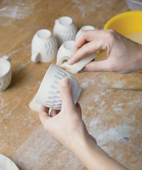 Żeby powstał kubek, potrzeba anielskiej cierpliwości i jubilerskiej ręki.