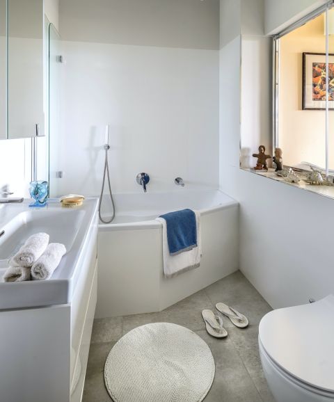 biała łazienka z narożną wanną