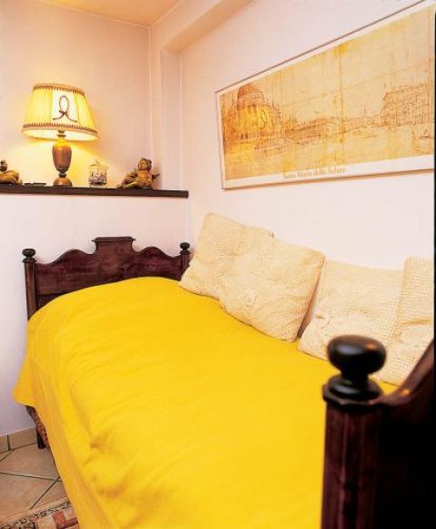 Sypialnia urządzona w ciepłej kolorystyce.