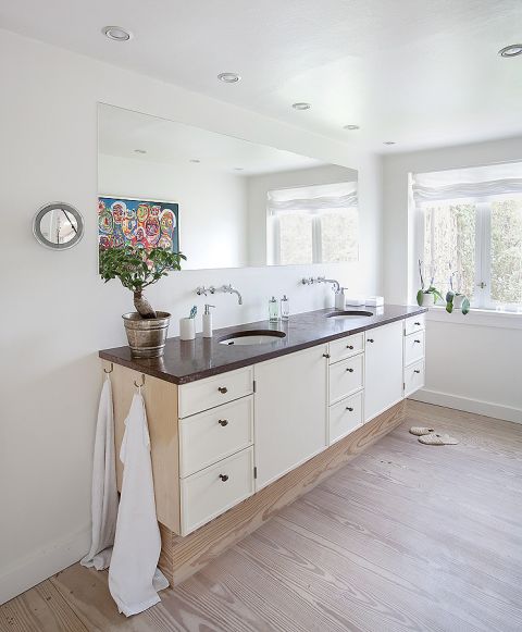 Tylko wielkie, wygodne łóżko, a przy nim stoliki nocne z charakterystycznymi czarnymi lampami Bourgie, które