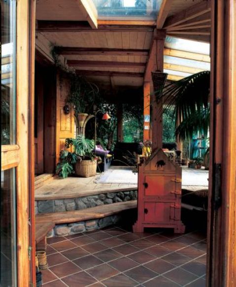 Wypełniona roślinami weranda to świetnie miejsce na chwilę relaksu.