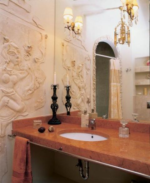 Indyjska płaskorzeźba w łazience, to dzieło polskiej artystki.