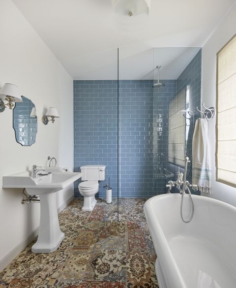 Ciekawy kontrast: dekoracyjne, ręcznie robione płytki podłogowe z ceramiką ścienną ułożoną w cegiełkę.