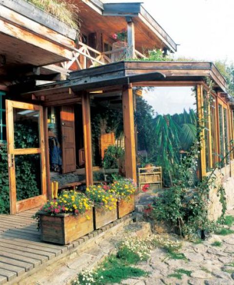 Na werandę prowadzi drewniany chodnik.