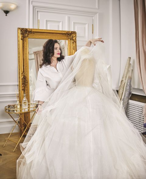 Jedwabne, koronkowe, naszywane złotem i kamieniami – pomysły na suknie przychodzą Sylwii Romaniuk w snach.