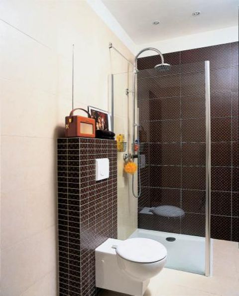 W łazience brązowo- beżowe płytki. Zabawy z kolorami