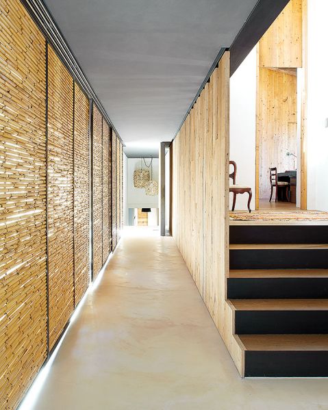 Bambusowa ściana w hollu jak lekki parawan.