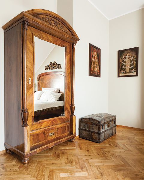 Do domu prowadzi długa lipowa aleja, dookoła trzyhektarowy park ze starymi klonami, po obu stronach budynku dwa dęby, pomniki