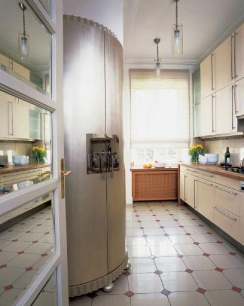 Niewielka, ale wysmakowana kolorystycznie kuchnia zwraca uwagę prostymi meblami firmy Siematic i nieco szaloną srebrną szafą.