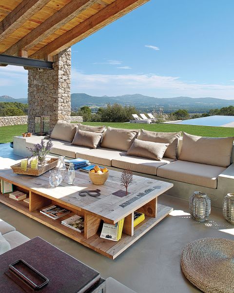 Stół wygląda jakby był zrobiony z palet. Był projektowany i wykonany na zamówienie.