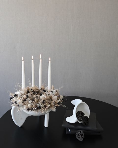 kompozycje florystyczne w designerskim wazonie